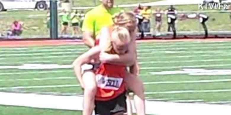 What One Twin Did for Her Sister Throughout a Monitor Meet Will Soften Your Coronary heart